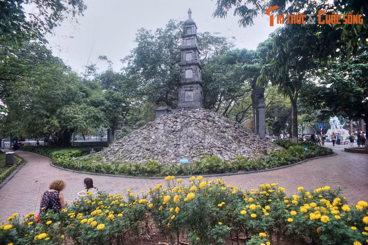 Dù là một “bộ đôi” không thể tách rời theo dụng ý của Nguyễn Siêu, nhưng theo dòng thời gian, người ta chỉ còn nhắc đến tháp Bút, còn lịch sử 4 thế kỷ của núi Độc Tôn hầu như rơi vào quên lãng.