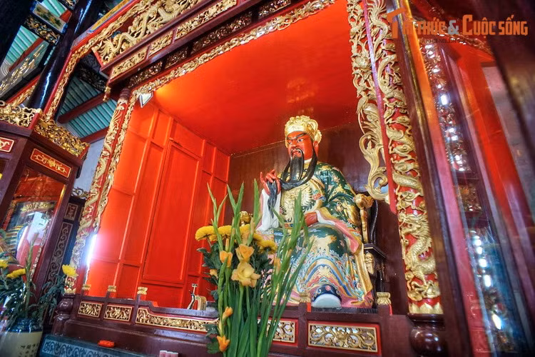 Hội quán Nghĩa An còn được gọi là chùa Ông do đây là nơi thờ Quan Công, nhân vật lịch sử thời Tam Quốc được dân gian Trung Hoa tôn thành thần, gọi là Quan Thánh đế quân. Tượng ngài được bài trí giữa chính điện, có tượng Quan Bình và Châu Xương đứng hầu hai bên.