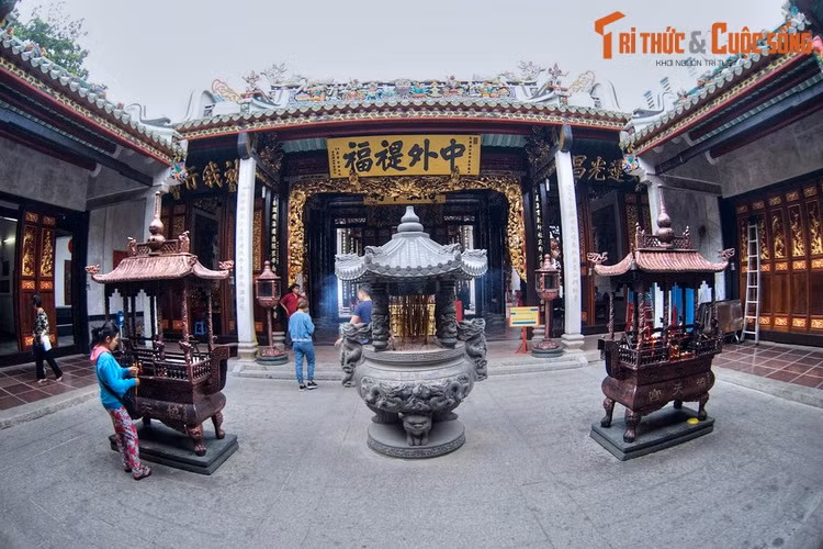 Về kiến trúc, như phần lớn các công trình thờ tự của người Hoa, hội quán Nghĩa An có tổng thể hình chữ nhật với các dãy nhà khép kính vuông góc. Nhìn chung, kiến trúc và trang trí ở hội quán thể hiện rõ nét phong cách Triều Châu.