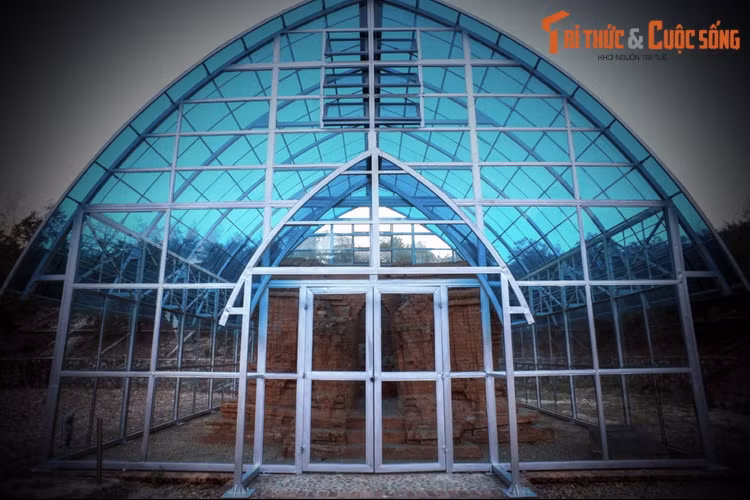 Vào tháng 4/2001 tại điểm khai thác quặng titan số 3 trên bờ biễn xã Phú Diên, một nhóm công nhân của Xí nghiệp Titan II đã tình cờ phát hiện một công trình kiến trúc độc đáo bằng gạch nằm sâu dưới lòng cát. Việc tiến hành khai quật chính thức được thực hiện vào tháng 9 cùng năm.