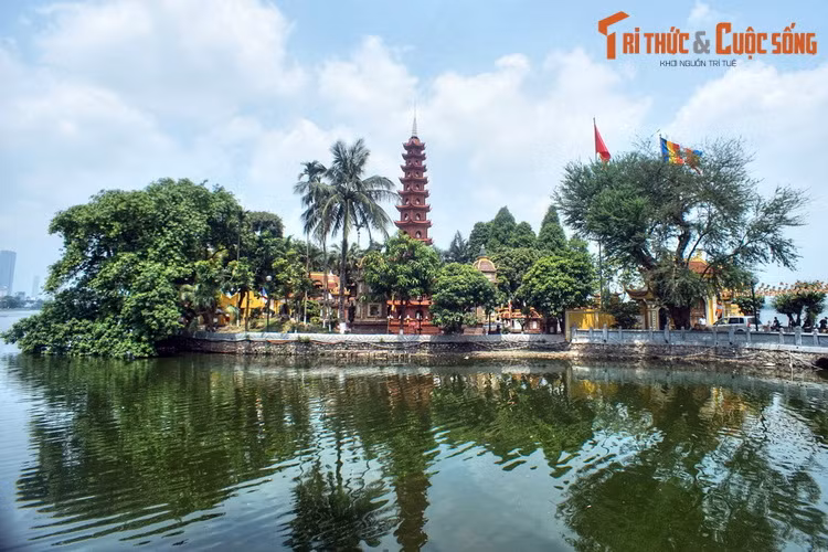 1. Nằm trên một hòn đảo phía Đông hồ Tây, quận Tây Hồ, Hà Nội, chùa Trấn Quốc được xây dựng từ thời Lý Nam Đế (541 – 547), được coi là ngôi chùa lâu đời nhất của Thủ đô. Chùa từng được báo Daily Mail của Anh bình chọn là một trong 16 ngôi chùa đẹp nhất thế giới.