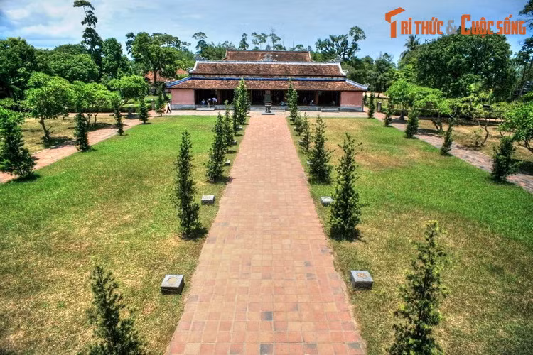 Với cảnh đẹp tự nhiên và quy mô bề thế, ngay từ thời các chúa Nguyễn, chùa Thiên Mụ đã được mệnh danh là ngôi chùa đẹp nhất xứ Đàng Trong. Vào thời Nguyễn, chùa Thiên Mụ được xếp vào 20 thắng cảnh đất Thần Kinh với bài thơ “Thiên Mụ chung thanh” do vua Thiệu Trị sáng tác.