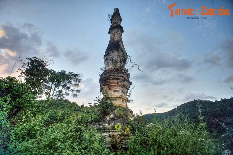 4. Tháp Mường Bám ở xã Mường Bám, huyện Thuận Châu, tỉnh Sơn La là một trong những ngọn tháp cổ của người Lào còn được gìn giữ ở vùng núi Tây Bắc. Theo các nhà sử học, tháp do cộng đồng người Lào tị nạn trong cuộc xâm lược của Miến Điện xây vào khoảng năm 1569 – 1594.