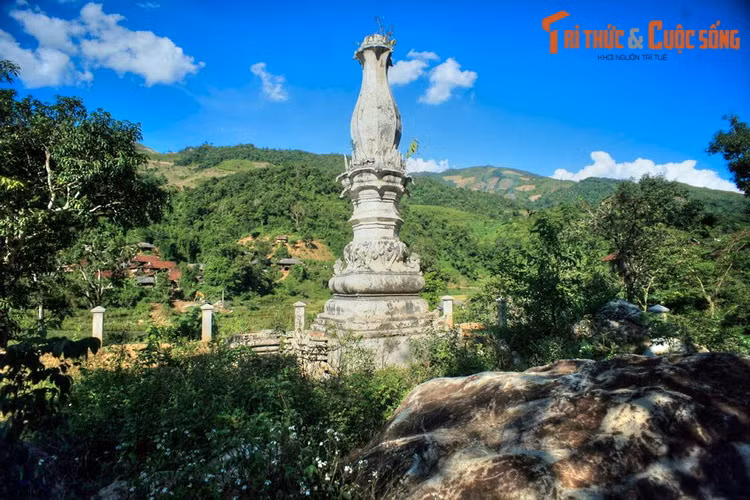 Về tổng thể, tháp cao 10,5 mét, được xây dựng bằng gạch và vôi vữa mật, nhỏ dần từ dưới lên trên. Bố cục kiến trúc và các họa tiết trang trí trên thân tháp có nhiều nét tương đồng với tháp Mường Luân, với các hình ảnh chim muông, hoa lá cách điệu.