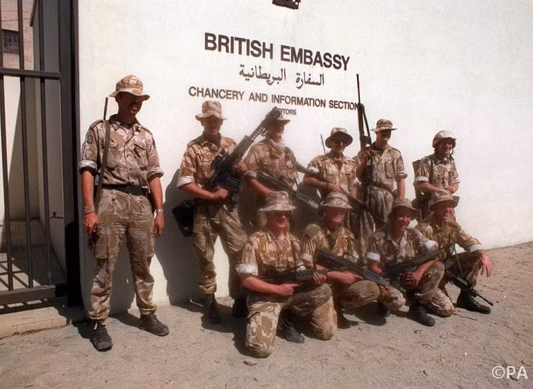 Quân Anh tái chiếm Đại Sứ Quán Anh tại Kuwait sau khi đẩy lùi được quân Iraq ra khỏi thủ đô của Kuwait. Nguồn ảnh: Warhistory.