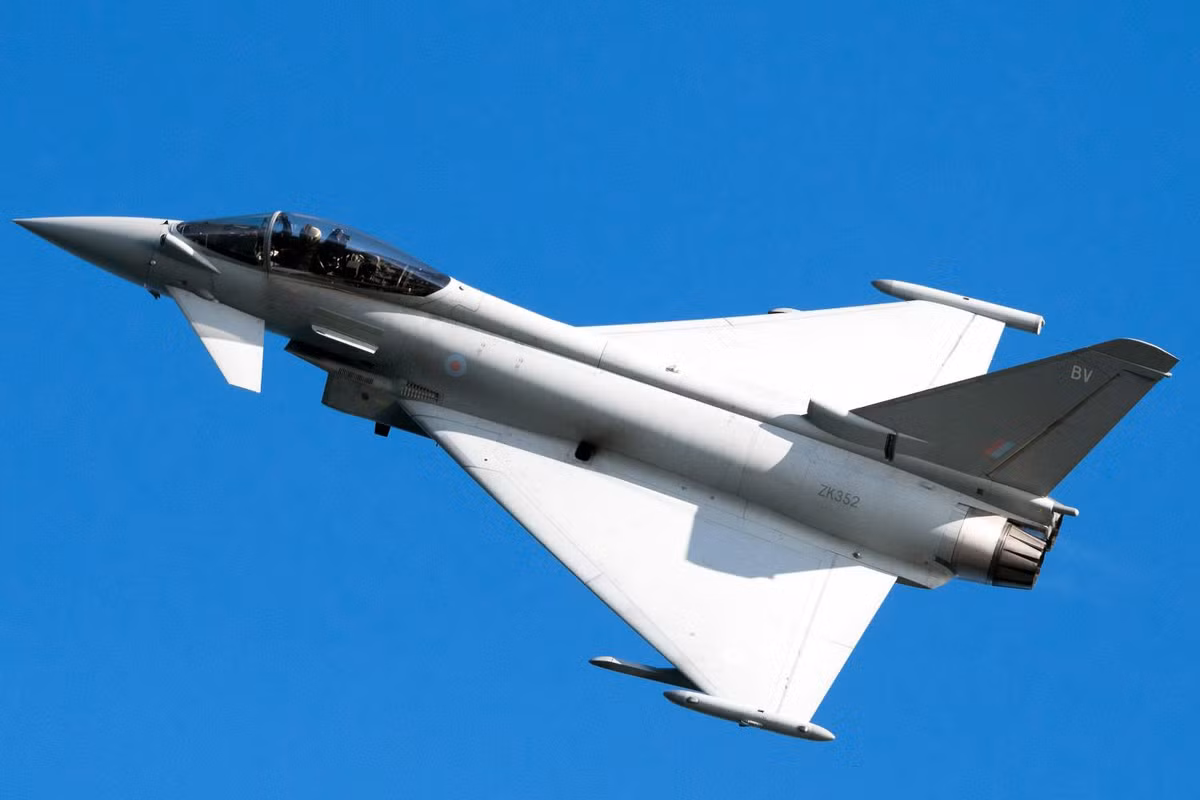 Tầm hoạt động của tiêm kích đa năng Eurofighter tối đa là 2900 km, trong khi đó bán kính chiến đấu tối đa của Eurofighter Typhoon khi mang theo 1000 lít nhiên liệu gắn ngoài có thể lên tới 1389 km phụ thuộc vào từng kiểu nhiệm vụ. Nguồn ảnh: Aviation.