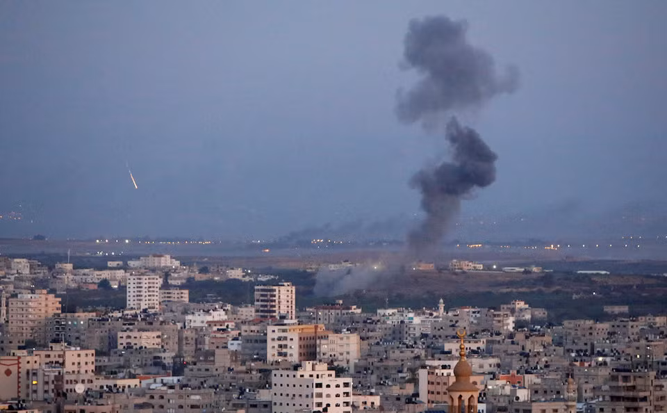 Đáp trả lại ngay lập tức, Israel cũng không kích lại vào dải Gaza với hơn 100 lần. Ảnh: Khói bốc lên từ dải Gaza được cho là do một vụ không kích của Israel gây nên. Nguồn ảnh: BI.