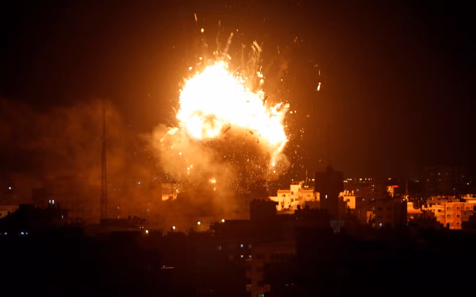 Cận cảnh một vụ không kích của Israel gây nên vụ nổ lớn ở khu vực dải Gaza. Nguồn ảnh: BI.