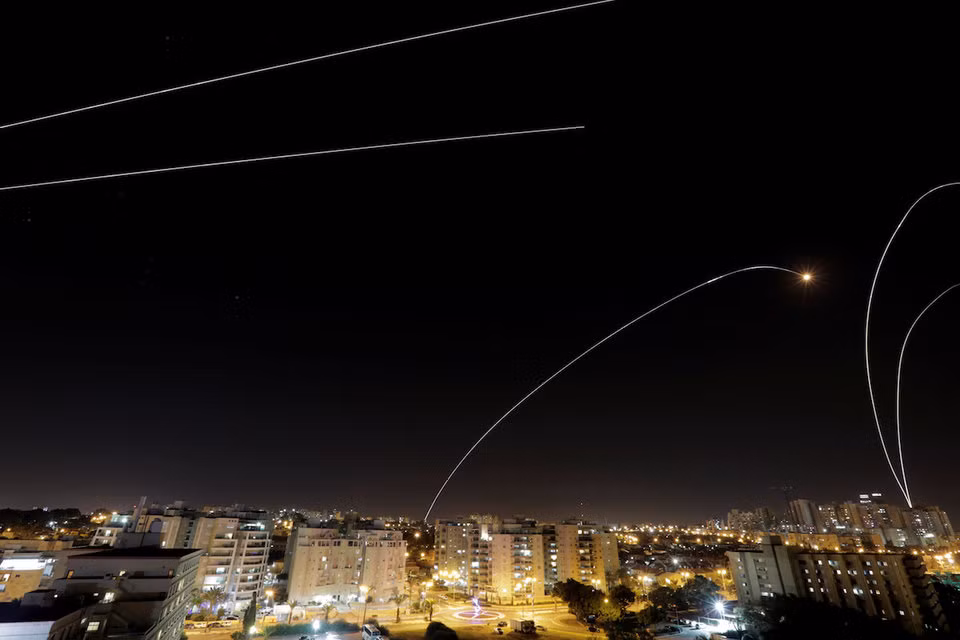 Hệ thống phòng thủ tên lửa Iron Dome - Vòm Sắt của Israel đã tiếp cận và đánh chặn được tổng cộng hơn 100 pháo phản lực và đạn cối được bắn đi từ dải Gaza. Nguồn ảnh: BI.