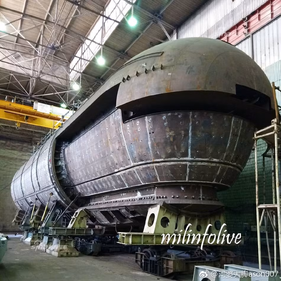  Tàu ngầm lớp Lada hay còn có tên gọi khác là Đề án 667 được coi là loại tàu ngầm sử dụng động cơ điện-diesel hiện đại nhất của Nga ngày nay. Ảnh: Tàu ngầm Lada trong quá trình đóng mới tại nhà máy đóng tàu Admiralty. Nguồn ảnh: Sina.