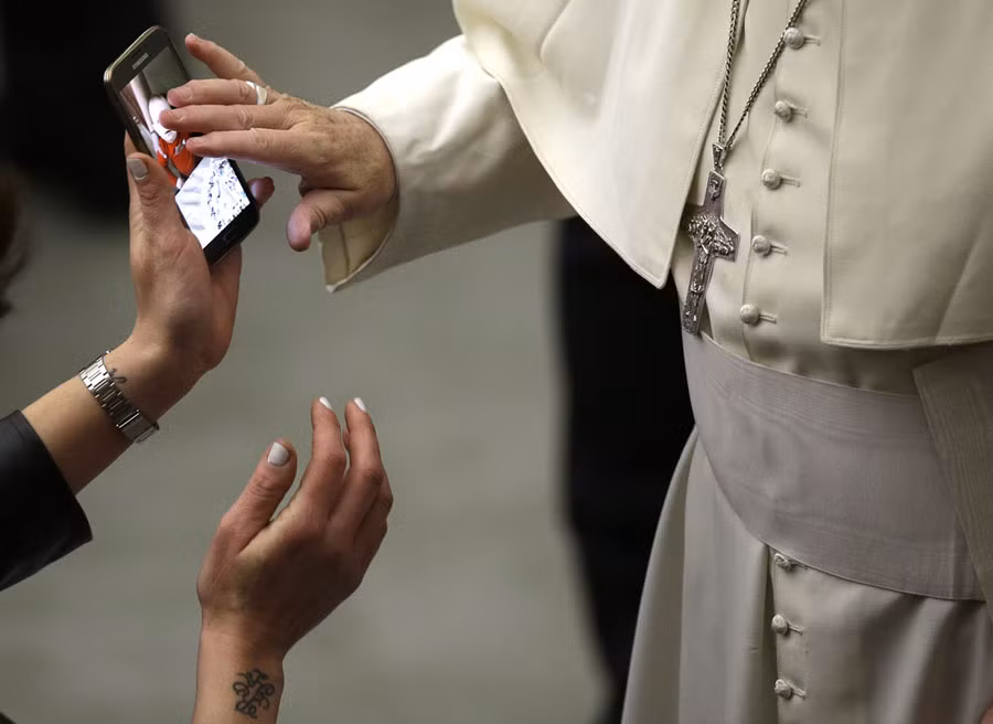 Thời buổi 4.0, giáo hoàng Pope Francis thậm chí còn sẵn sàng... ban phước thông qua gọi điện thoại video trực tuyến. Ảnh: Theatlantic.