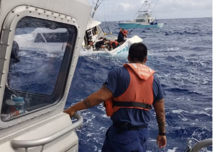 Tuần duyên Mỹ cứu hộ một tàu cá ở ngoài khơi biển Ewa, Hawaii hôm 28/10/2018 sau khi tàu này phát tín hiệu cấp cứu sắp bị chìm. Nguồn ảnh: BI.