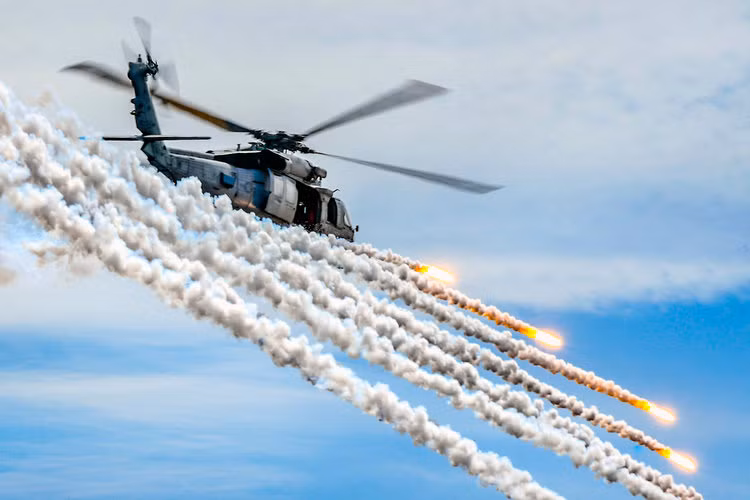 Trực thăng hải quân MH-60S Seahawk bắn mồi bẫy nhiệt trong cuộc tập trận ở Thái Bình Dương ngày 3/5/2018. Nguồn ảnh: BI.