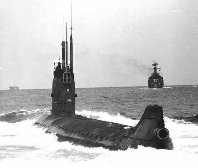 Tàu ngầm K-27 được gia nhập biên chế Hải quân Liên Xô vào năm 1963 và bị loại biên vào năm 1979. Tàu ngầm này sau khi bị loại biên đã được IAEA khuyến cáo Liên Xô đánh chìm nó một cách có chủ ý thay vì cố lấy lõi phản ứng hạt nhân ra ngoài. Ảnh: Photoarchive.