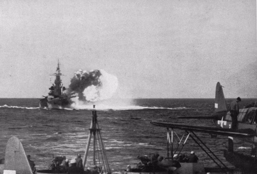 Nạn nhân đầu tiên của I-19 là thiết giáp hạm USS North Carolina. Một quả ngư lôi đã trúng vào khu vực mạn trái của tàu, ngay dưới tháp pháo số 1 ở độ sâu 6 mét so với mặt nước. Nguồn ảnh: Warhistory.