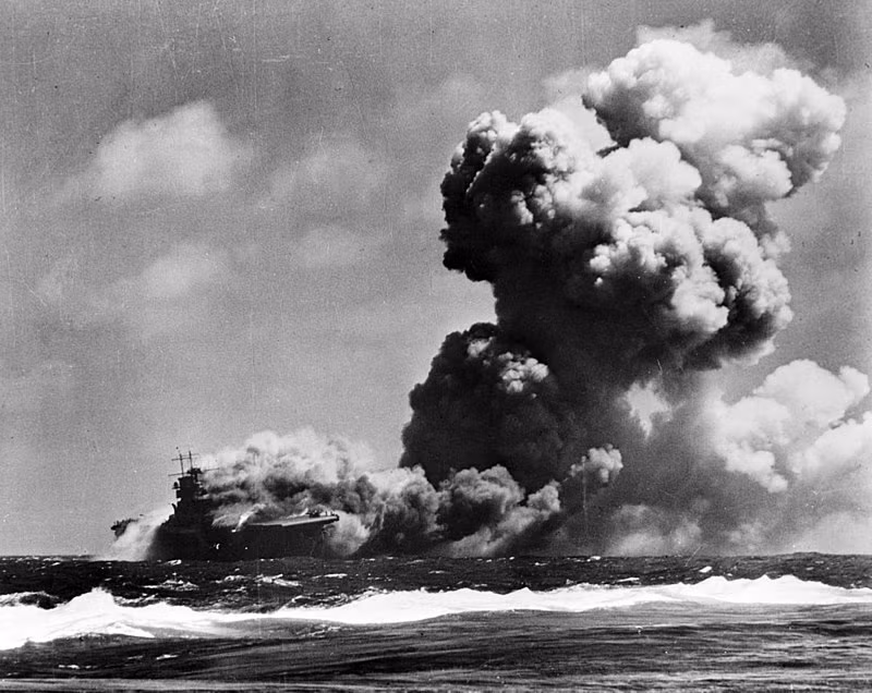 Chỉ một phút sau khi ba ngư lôi được phát hiện, tàu USS Wasp bị đánh trúng bởi ca ba ngư lôi này gần như cùng lúc. Có vẻ ba quả ngư lôi đã đánh trúng ba vị trí hiểm nhất trên tàu Wasp bao gồm kho xăng và kho đạn khiến nó chìm vào 21 giờ tối hôm đó. 193 thuỷ thủ đã thiệt mạng cùng 366 thuỷ thủ khác trên tàu USS Wasp bị thương. Nguồn ảnh: Warhistory.