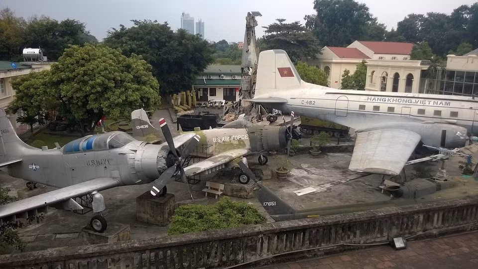 Một góc khuôn viên của Bảo tàng Lịch sử Quân sự ở Hà Nội với cường kích cơ sử dụng động cơ cánh quạt A-1 Skyraider (ngoài cùng bên trái) chuyên được sử dụng cho các nhiệm vụ yểm trợ mặt đất, ném bom napalm.