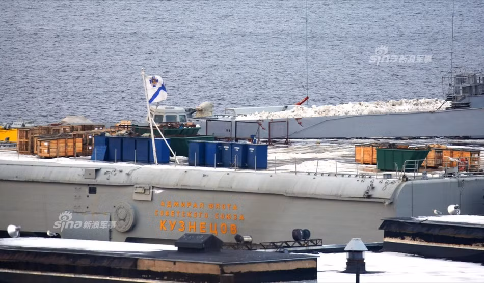 Tàu sân bay Kuznetsov là một trong những di sản quân sự lớn nhất của Liên Xô để lại cho Nga. Tàu được đặt lườn năm 1982, hạ thuỷ năm 1985 và tới tháng 12/1990 bắt đầu được nhập biên. Nguồn ảnh: Sina.