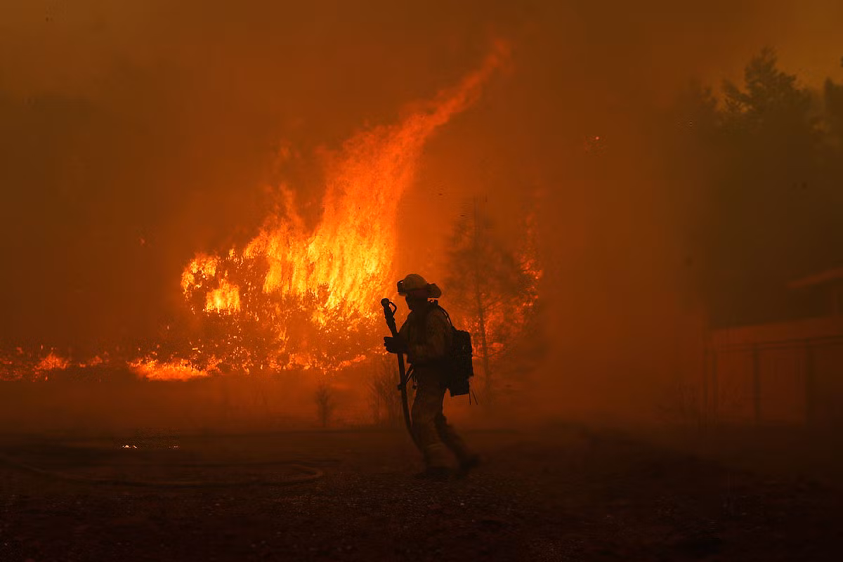 California thậm chí còn phải huy động cả tù nhân tham gia chữa cháy, tuy nhiên dường như nỗ lực này cũng không thể cải thiện được tình hình. Nguồn ảnh: TA.