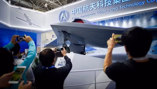Thực tế, kiểu dáng bên ngoài của CH-7 có nhiều điểm tương đồng với máy bay tàng hình ném bom B-2 Spirit của Mỹ pha lẫn với máy bay không người lái tàng hình X47B. Nguồn ảnh: BI.