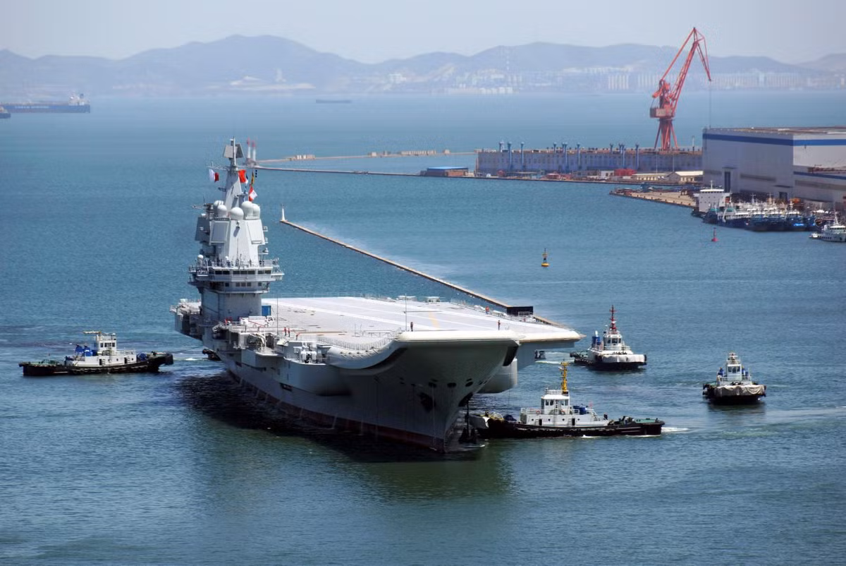 Trong khi đó, tàu sân bay Type 001A - tàu sân bay đầu tiên được Trung Quốc tự đóng mới trong nước lại được coi là phiên bản nâng cấp của tàu Liêu Ninh với các công nghệ mới được áp dụng như hệ thống radar mới, hệ thống đường băng cất - hạ cánh kiểu mới và tháp chỉ huy có kích thước nhỏ hơn. Nguồn ảnh: BI.