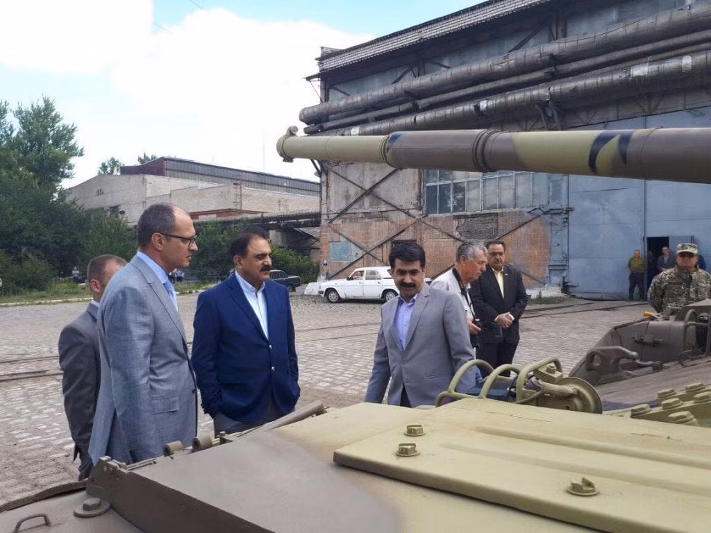 Các thông tin chi tiết về hợp đồng mua xe tăng VT4 giữa Lục quân Pakistan và Trung Quốc vẫn chưa được tiết lộ. Tuy nhiên nhiều chuyên gia cho rằng ít nhất lô hàng đầu tiên của Pakistan sẽ bao gồm 100 chiếc. Nguồn ảnh: Vlar.