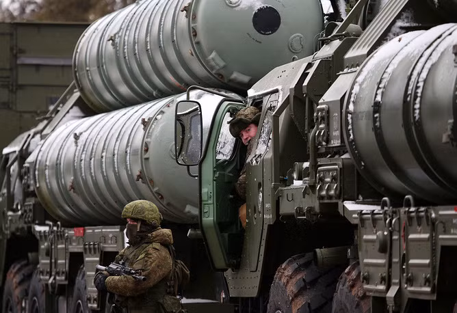 Truyền thông địa phương đưa tin, kíp chiến đấu của tên lửa S-400 đã vào vị trí, thiết lập xong hệ thống dẫn đường mặt đất và đã bắt đầu ngay công việc trực chiến, tìm kiếm các phương tiện bay trong khu vực biển Đen. Nguồn ảnh: TASS.