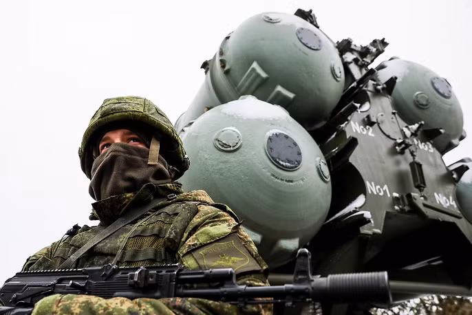 Theo đó hôm 29/11 vừa qua, Tiểu đoàn tên lửa phòng không S-400 thứ 4 của Nga đã có mặt tại bán đảo Crimea, khu vực gần biên giới Nga - Ukraine và ngay lập tức nó được chuyển sang trạng thái sẵn sàng chiến đấu. Nguồn ảnh: TASS.