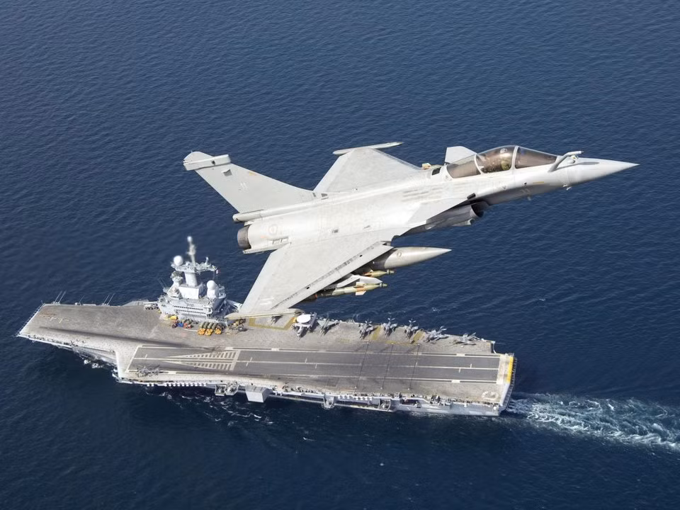 Rafale - chiến đấu cơ đắt đỏ của Pháp hoàn toàn có khả năng mang theo vũ khí hạt nhân. Loại chiến đấu cơ này có khả năng mang theo đầu đạn hạt nhân có sức nổ tối đa lên tới hơn 20 lần quả bom đã được Mỹ thả xuống Hiroshima. Nguồn ảnh: BI.