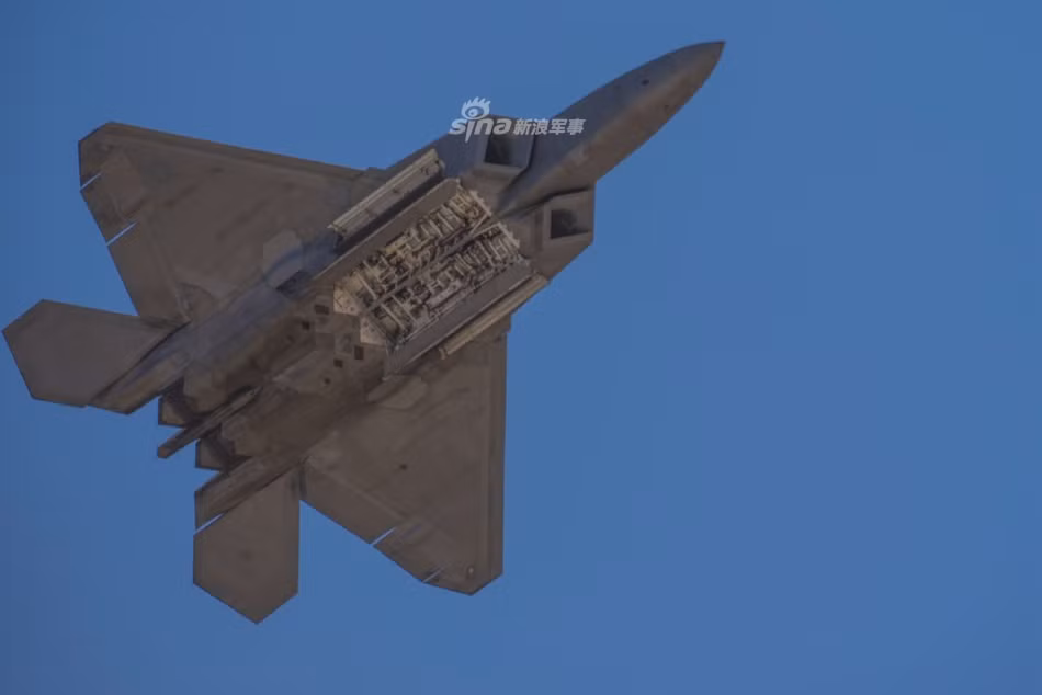 Cận cảnh khoang vũ khí của F-22 Raptor - việc hoạt động ở chế độ tàng hình sẽ khiến F-22 bị mất đi lợi thế về mặt trang bị vũ khí nhưng bù lại, nó sẽ có được lợi thế bất ngờ cực lớn khi có thể tiếp cận được các mục tiêu quan trọng và khai hoả ở cự ly gần mà không sợ bị đánh chặn trước đó. Nguồn ảnh: Sina.