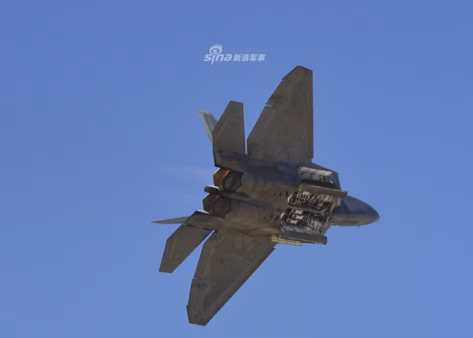 Mặc dù vậy, khi được trang bị vũ khí gắn bên ngoài cánh, F-22 Raptor sẽ mất hoàn toàn khả năng tàng hình do dàn vũ khí treo bên ngoài máy bay phá vỡ đi kiểu dáng chống phản xạ radar trong thiết kế của nó. Nguồn ảnh: Sina.