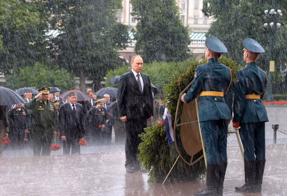 Bức ảnh nổi tiếng của Tổng thống Nga Vladimir Putin khi đặt vòng hoa tưởng niệm ngày phát xít Đức gây ra cuộc chiến tranh xâm lược Liên Xô năm 1941. Nguồn ảnh: BI.