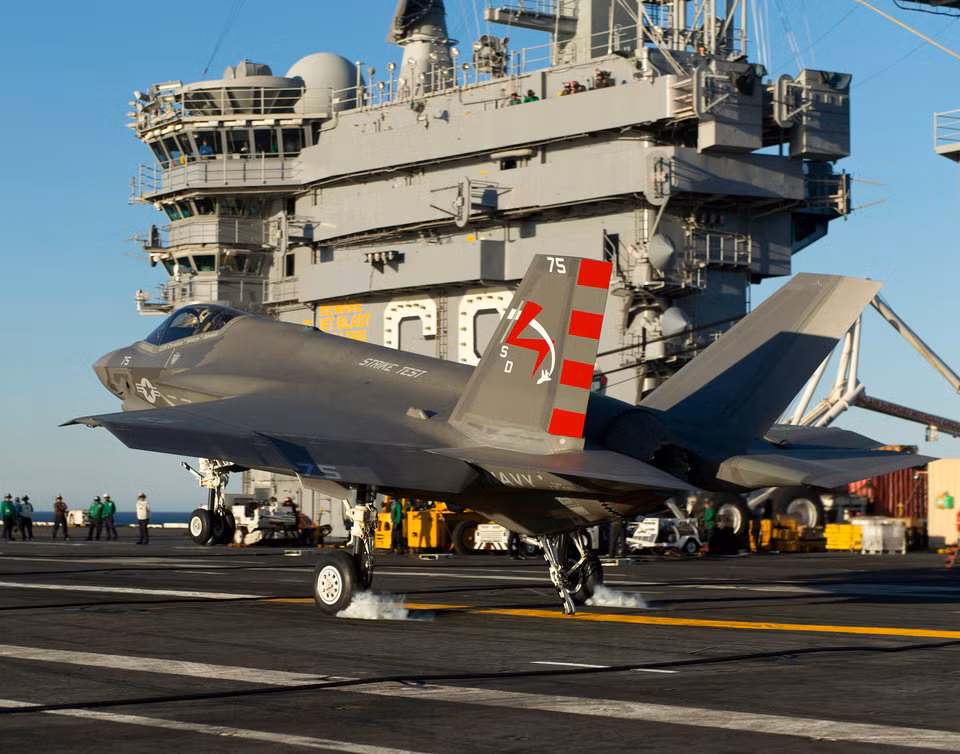 Tháng 11/2014, chiến đấu cơ F-35B lần đầu tiên được hạ cánh lên tàu đổ bộ tấn công của Thuỷ quân Lục chiến Mỹ. Bốn năm sau, vào tháng 10/2018, F-35B thực hiện phi vụ oanh kích đầu tiên của mình cũng cất cánh từ tàu đổ bộ tấn công. Nguồn ảnh: BI.