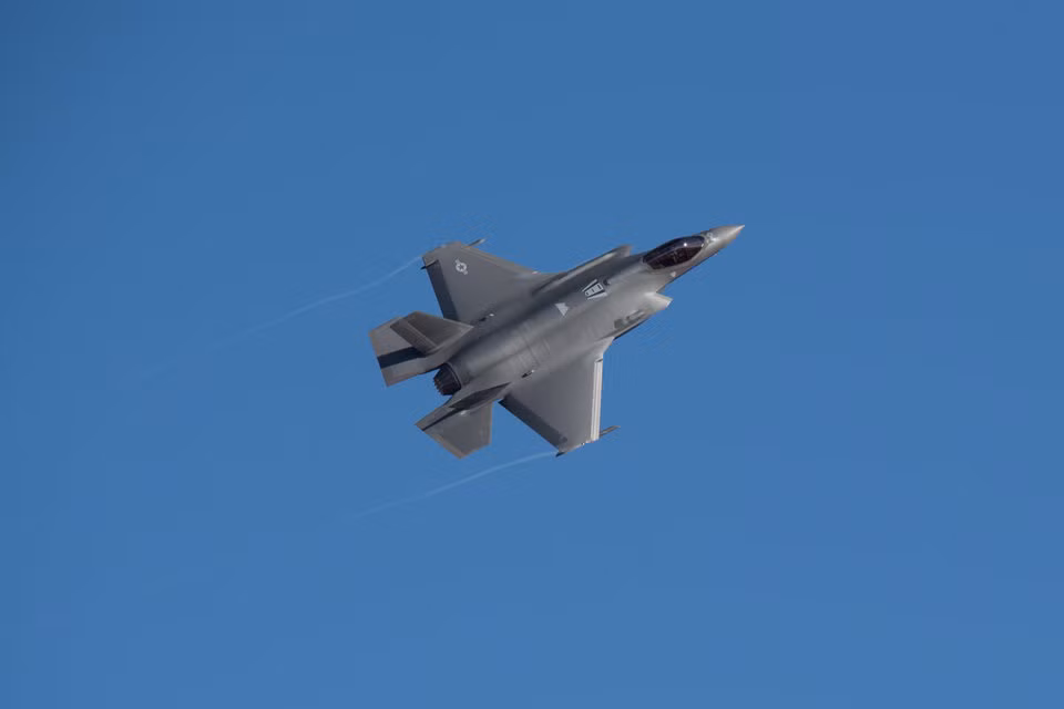 Chiến đấu cơ F-35 đầu tiên được mang đi thực chiến của Mỹ là loại F-35B thuộc Không quân Thuỷ quân Lục chiến đã được triển khai tới Afghanistan và tấn công các mục tiêu được cho là thuộc Taliban hồi tháng 9 vừa rồi. Nguồn ảnh: BI.