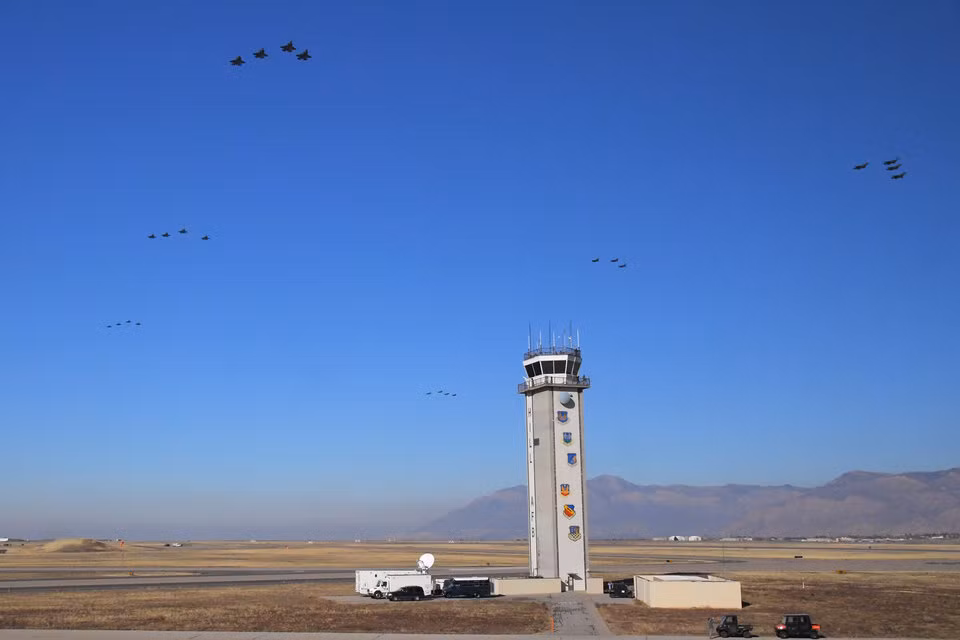 Các chiến đấu cơ F-35A được cho phép cất cánh cách nhau chỉ 20 giây - điều này khiến các phi công điều khiển F-35 phải cực kỳ tập trung để tránh va chạm do khoảng cách 20 giây là quá gần với một phi cơ có khả năng bay siêu âm như F-35. Nguồn ảnh: BI.