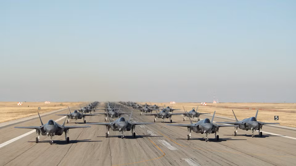 Dàn tiêm kích tàng hình F-35A từ Không đoàn 388 và không đoàn 419 tập trung ở đường băng chuẩn bị cất cánh lần lượt. Nguồn ảnh: BI.