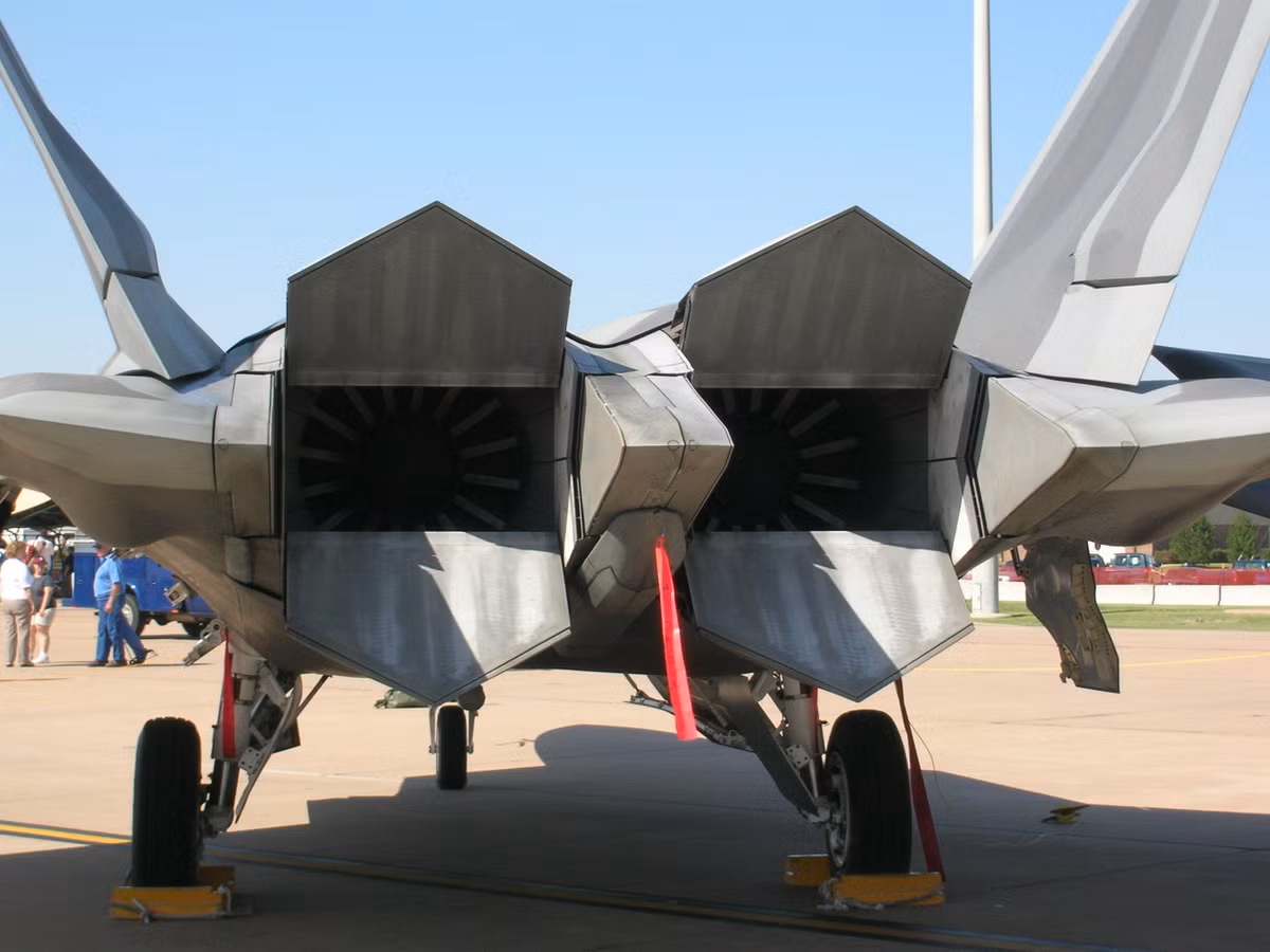 Cận cảnh cửa xả của động cơ Vector 2D trên chiếc F-22 Raptor của Mỹ. Nguồn ảnh: Tube.