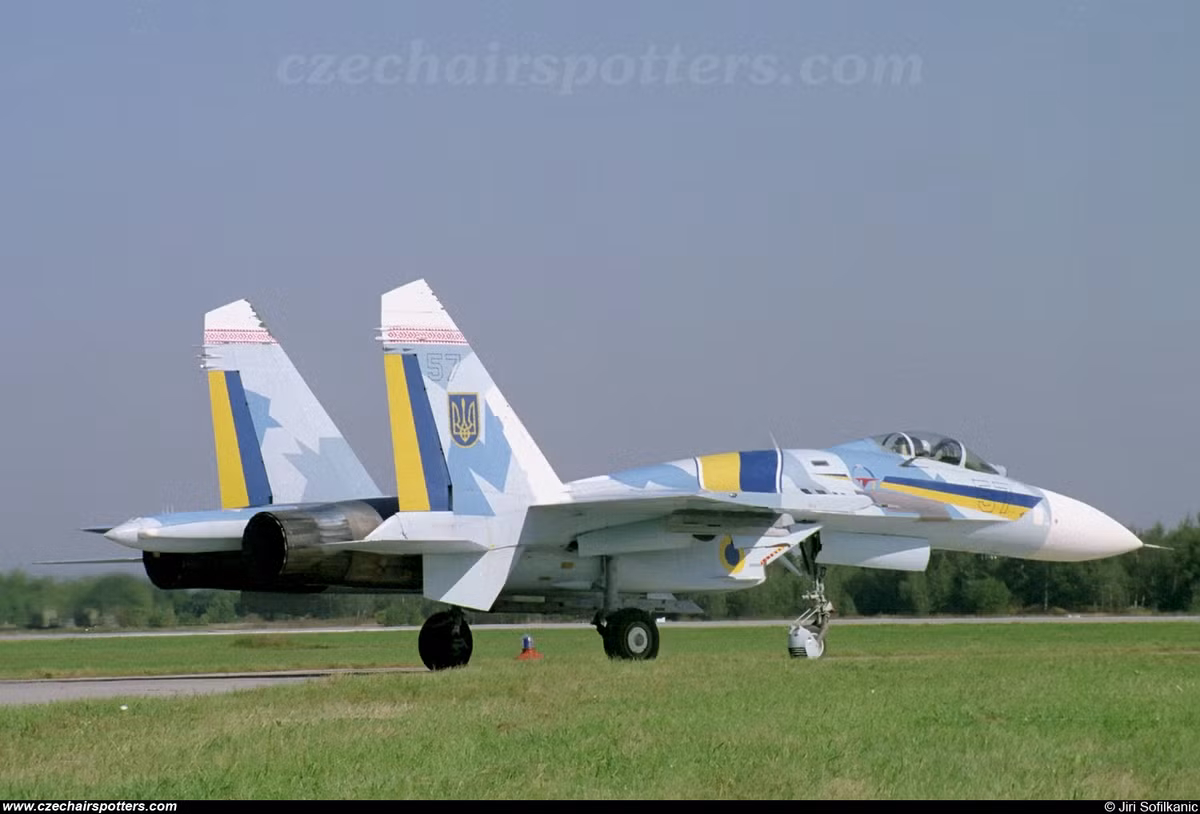 Ở chiều hướng ngược lại, nếu tính Su-27 là chiến đấu cơ chiếm ưu thế trên không thì Ukraine chính thức không có một chiến đấu cơ đa năng nào mà chỉ có 39 tiêm kích, 25 cường kích và khoảng 250 máy bay trực thăng. Nguồn ảnh: Armedforces.