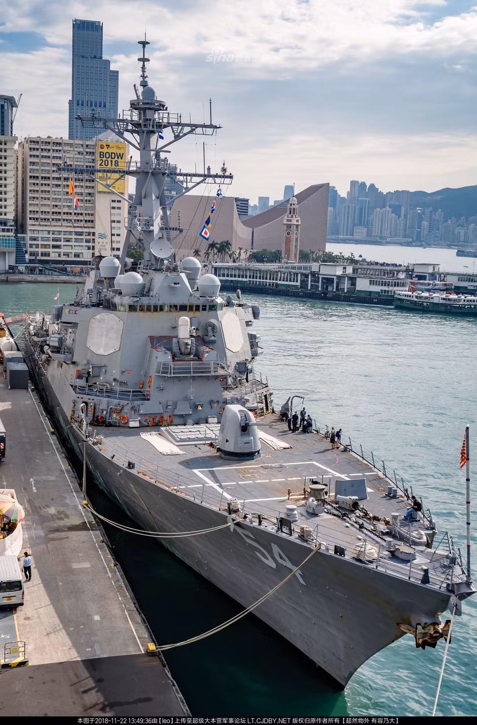 Đảm nhận nhiệm vụ hộ tống tàu sân bay Mỹ - USS Ronald Reagan (CVN-76) đến thăm Hong Kong lần này là khu trục hạm USS Curtis Wilbur - chiến hạm thứ tư của Hải quân Mỹ được đóng theo lớp Arleigh Burke và được đặt tên theo Curtis D. Wilbur - Thư ký Hải quân thứ 43 của Hải quân Mỹ đã phục vụ dưới thời Tổng thống Calvin Coolidge. Nguồn ảnh: Sina.