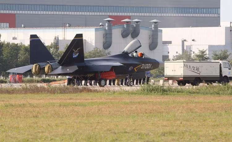 Nhiều chuyên gia cũng khẳng định, hệ thống cảm biến và radar trên J-31 dù là một ẩn số nhưng rõ ràng không thể bằng được với F-35. Trên F-35 hiện tại có rất nhiều thiết bị cảm biến và radar hiện đại, cho phép nó tấn công cả những mục tiêu nằm ngoài đường chân trời. Trong khi đó, phía Trung Quốc chưa từng đả động gì tới khả năng này trên chiếc J-31. Nguồn ảnh: BI.
