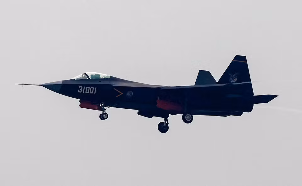 Mặc dù vậy, truyền thông và mạng xã hội Trung Quốc lại khẳng định rằng F-35 có tốc độ tối đa chậm hơn J-31. Cụ thể, J-31 được khẳng định có khả năng đạt tốc độ tối đa Mach 1.8 - hoặc phía Trung Quốc đang cố gắng để đạt mục tiêu này. Trong khi đó F-35 chỉ có tốc độ tối đa Mach 1.6. Nguồn ảnh: BI.