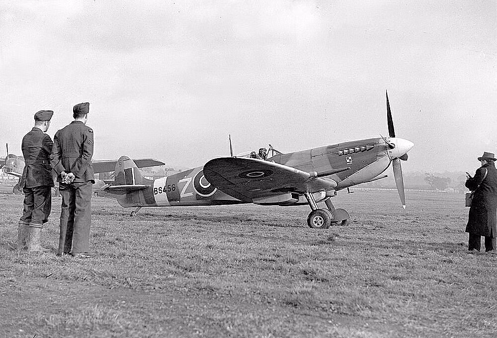 Spitfire luôn được so sánh với tuyệt phẩm Bf 109 - loại tiêm kích thành công nhất và được Đức sản xuất với số lượng nhiều nhất trong Chiến tranh Thế giới thứ hai. Nguồn ảnh: Thearchive.