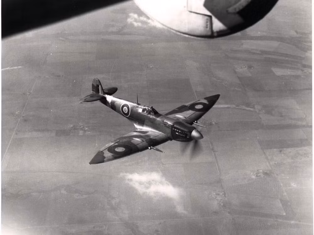 Thiết kế của Supermarine Spitfire có điểm nhấn ở hai cánh với kiểu cánh bầu dục cắt mỏng. Kiểu cánh này giúp nó có hiệu suất khí động học tốt hơn nhiều so với kiểu cánh thông thường. Bằng chứng là tốc độ tối đa của Spitfire cao hơn hẳn so với Hawker Hurricane - một loại máy bay khác cũng do Anh quốc thiết kế và sản xuất. Nguồn ảnh: Thearchive.