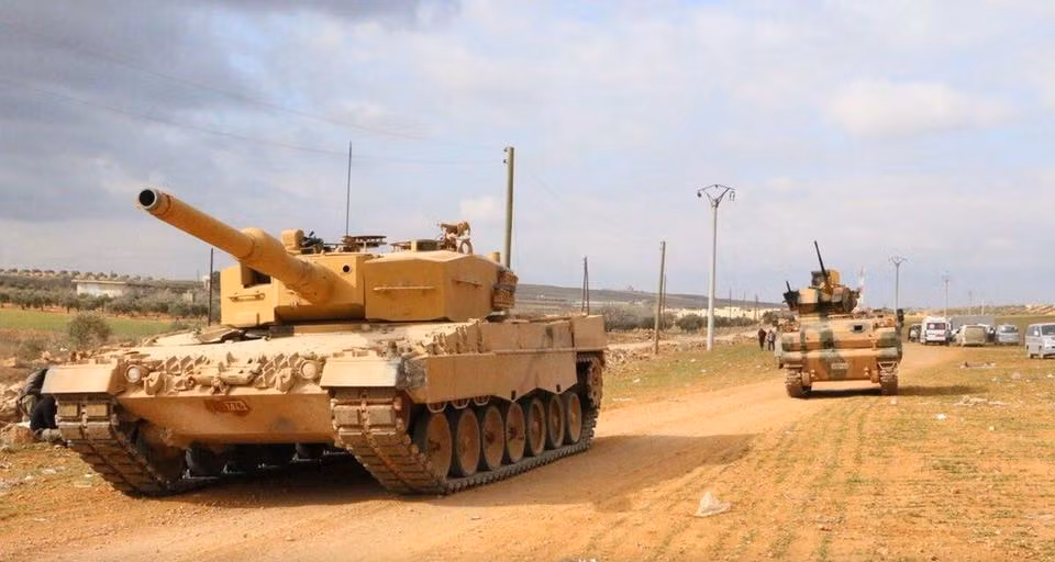 Là phiên bản phổ biến nhất của dòng xe tăng Leopard 2, Leopard 2A4 có rất nhiều thay đổi đáng giá so với các phiên bản tiền nhiệm, trong đó bao gồm hệ thống bắn tự động và giáp phản ứng nổ cùng với hệ thống điều khiển hoả lực điện tử được nâng cấp sâu. Nguồn ảnh: Tube.