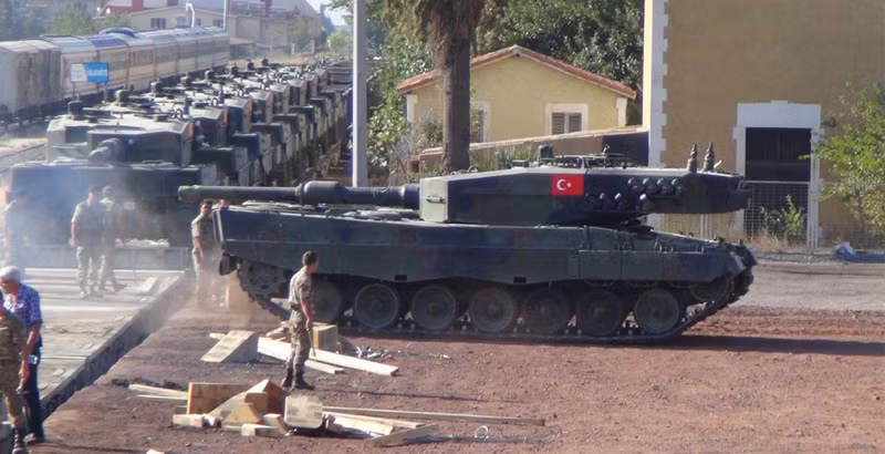 Tháp pháo của Leopard 2A4 được nâng cấp với vật liệu cấu thành là Titanium và Vonfram - cho nó có trọng lượng nhẹ hơn nhưng lại có tính năng an toàn cao hơn nhiều kiểu tháp pháo làm bằng thép thông thường. Nguồn ảnh: Lordw.