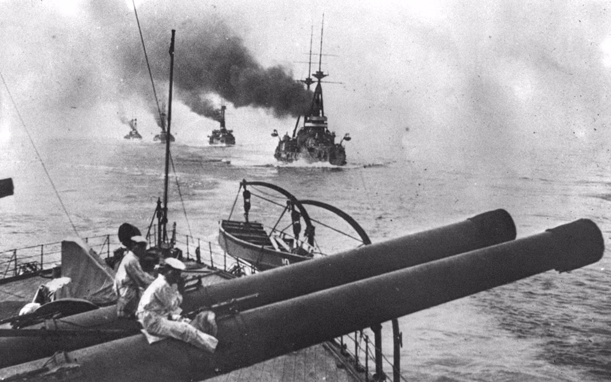 Tàu chiến của Nhật bên ngoài hải phận Trung Quốc năm 1914. Trong Chiến tranh Thế giới thứ nhất, Nhật đã tham chiến cùng với đồng minh là Anh, tấn công quân Đức trên mặt trận Thái Bình Duong bao gồm cả các thuộc địa của Đức trên Trung Quốc Đại Lục. Nguồn ảnh: TA.