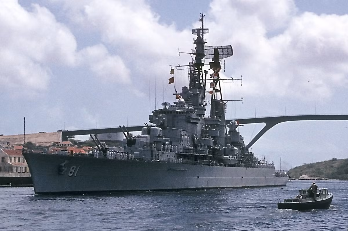 Được hạ thuỷ từ năm 1941 nhưng phải mãi tới năm 1953 mới được gia nhập biên chế, tàu tuần dương De Ruyter của Hải quân Hà Lan được coi là tuần dương hạm cuối cùng trên thế giới được trang bị toàn hải pháo. Nguồn ảnh: Wiki.