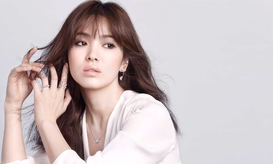 Trang điểm trong suốt: Trang điểm trong suốt là phong cách yêu thích của Song Hye Kyo với phần kem nền và phấn mỏng tang nhưng có độ che phủ tốt.