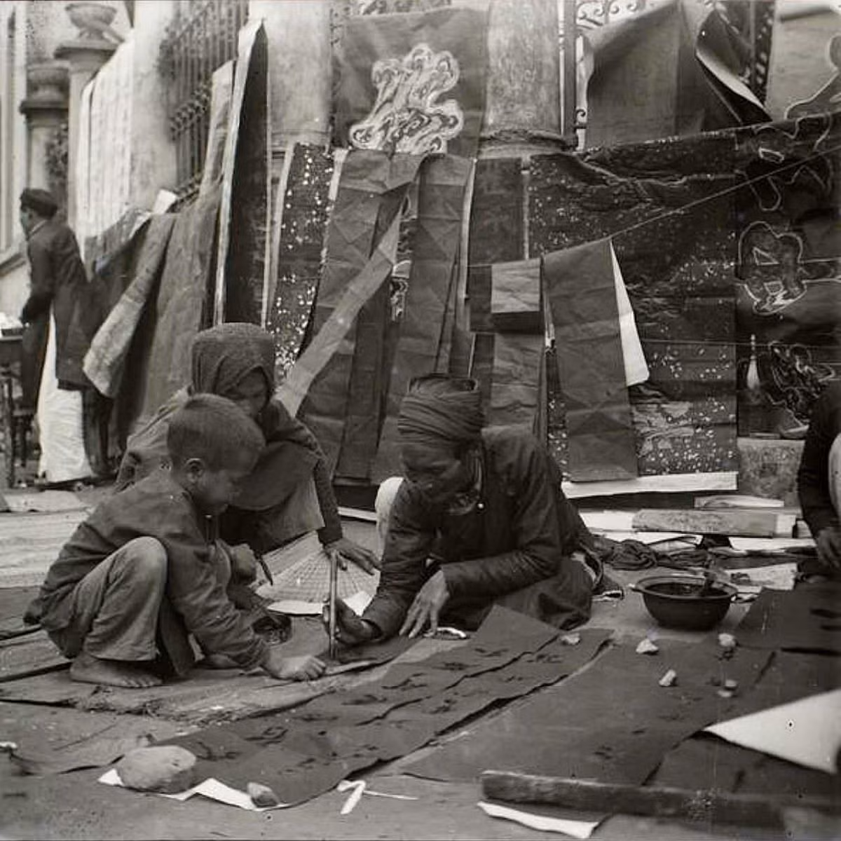 Hà Nội tháng 2 năm 1929 - trẻ con xin chữ cầu may mắn đầu năm mới.