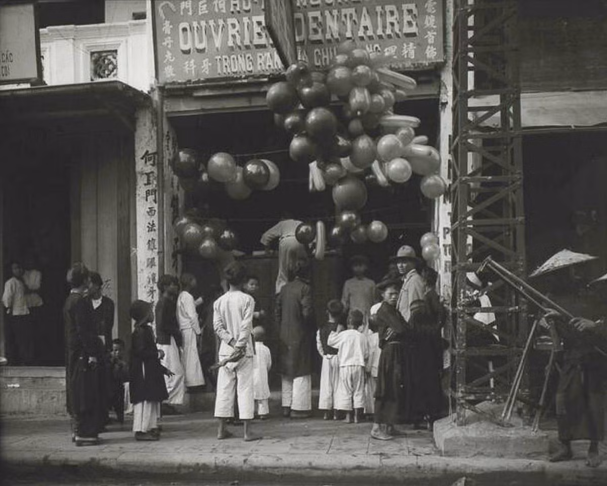 Một cửa hàng ở Hà Nội bán bóng bay trang trí ngày Tết. Ảnh chụp tháng 1 năm 1928.
